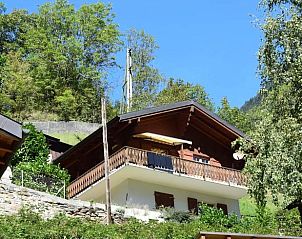 Geniet van het charmante Huisje in Mrel-Filet, een vakantiehuis in Wallis, Zwitserland, omgeven door weelderige natuur.