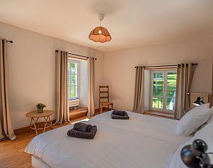 Attraktives Schlafzimmer in Gite du Moulin, Guignicourt-sur-Vence, Champagne Ardennes. Genieen Sie Ruhe und Komfort in diesem charmanten Ferienhaus.