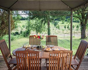 Genieen Sie ein gemtliches Frhstck auf der Veranda der Gite du Verger in Guignicourt-sur-Vence, einem Ferienhaus in den Ardennen der Champagne.