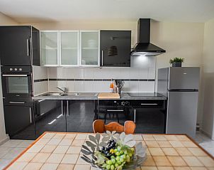 Moderne Kche im Ferienhaus Gite du Bois, Guignicourt-sur-Vence, Champagne Ardennes, mit stilvollen Gerten und einer einladenden Atmosphre.