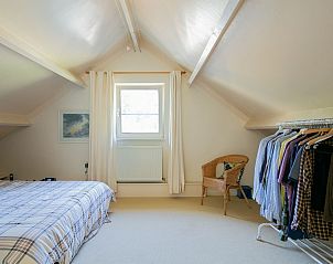 Lichte slaapkamer in Vakantiewoning Doldersum, Drenthe, met comfortabele inrichting en rustgevend uitzicht.