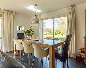 Eethoek in Boerderij het Reestdal, vakantiehuis in Zuidwolde, met uitzicht op de natuur.