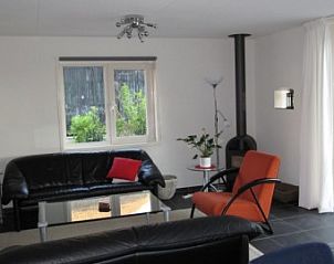 Comfortabele zithoek in Boerderij het Reestdal, vakantiehuis in Zuidwolde, met moderne inrichting.