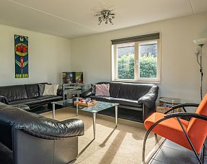 Stijlvolle woonkamer in Boerderij het Reestdal, vakantiehuis in Zuidwolde, met veel lichtinval.