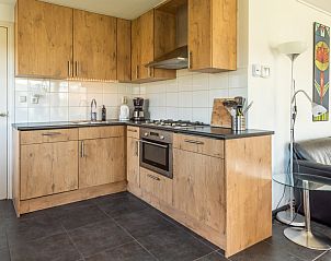 Moderne keuken in Boerderij het Reestdal, vakantiehuis in Zuidwolde, met houten afwerking.
