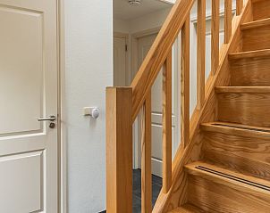 Houten trap in Boerderij het Reestdal, vakantiehuis in Zuidwolde, naar de bovenverdieping.