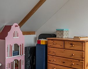 Speelhoek met poppenhuis in Boerderij het Reestdal, vakantiehuis in Zuidwolde.