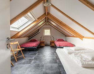 Gezellige zolderkamer in Boerderij het Reestdal, vakantiehuis in Zuidwolde, met drie bedden.