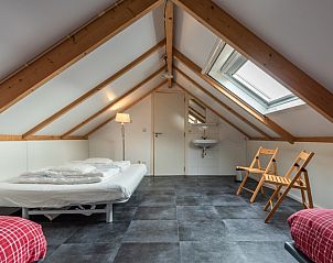 Ruime zolderkamer in Boerderij het Reestdal, vakantiehuis in Zuidwolde, met dakraam.