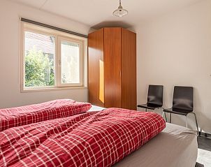 Tweepersoonskamer met uitzicht in Boerderij het Reestdal, vakantiehuis in Zuidwolde.