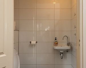 Compact toilet in Boerderij het Reestdal, vakantiehuis in Zuidwolde, Drenthe.