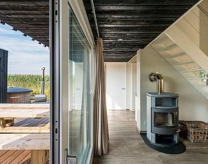 Interieur van Huisje in Wapserveen met moderne houtkachel en terras.