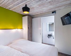 Stijlvolle slaapkamer met ensuite badkamer in Huisje in Wapserveen, Drenthe.