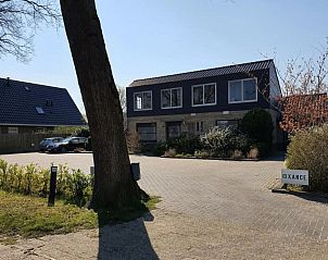 Voorzijde van Vrijstaand landelijk appartement de Wijk omgeven door groen in Zuidwest Drenthe.
