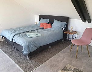 Comfortabel bed met pastelkleuren in Vrijstaand landelijk appartement de Wijk, De Wijk, Drenthe.