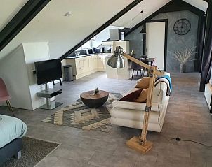 Moderne keuken en zithoek in Vrijstaand landelijk appartement de Wijk, Zuidwest Drenthe.