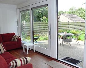 Gezellige woonkamer van Landhuisje Leda in Dwingeloo, Zuidwest Drenthe, met uitzicht op de tuin vanuit het vakantiehuis.