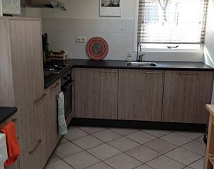 Moderne keuken in Landhuisje Leda, een vakantiehuis in Dwingeloo, Zuidwest Drenthe, compleet met alle gemakken.