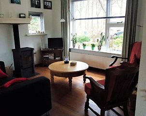 Gezellige zithoek in Landhuisje Leda, een vakantiehuis in Dwingeloo, Zuidwest Drenthe, met een houtkachel.