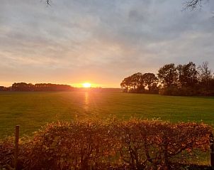 Prachtige zonsopgang over de velden bij Vakantiehuisje in Wapse, Drenthe.