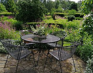 Buiten dineren in de tuin van Vakantiehuisje in Wapse, rustgevend verblijf in Drenthe.