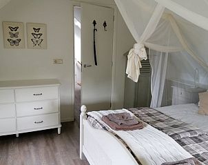 Sfeervolle slaapkamer met hemelbed in Vakantiehuisje in Wapse, romantisch verblijf in Drenthe.