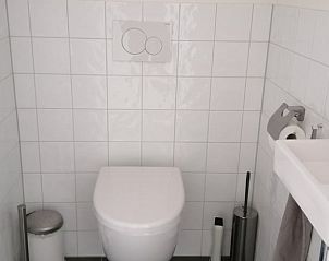 Netjes ingerichte toiletruimte in Vakantiehuisje in Wapse, praktische voorzieningen in Drenthe.