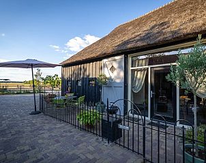 Gezellige buitenruimte bij Huisje in Koekange, vakantiehuis in Zuidwest Drenthe met terras en tuin.