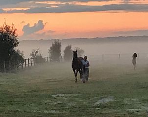 Adembenemend uitzicht bij zonsondergang rond Huisje in Koekange, vakantiewoning in Drenthe.