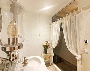 Stijlvolle badkamer in Huisje in Koekange, vakantieaccommodatie in Drenthe met luxe voorzieningen.