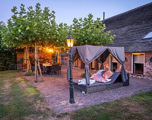 Gezellig terras met verlichting bij Huisje in Koekange, vakantiehuis in Zuidwest Drenthe.