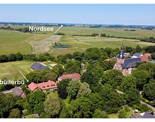 Luchtfoto van Huisje in Tetenbll, vakantiehuis omgeven door natuur in Tetenbll, Sleeswijk-Holstein, met uitzicht op de Noordzee.