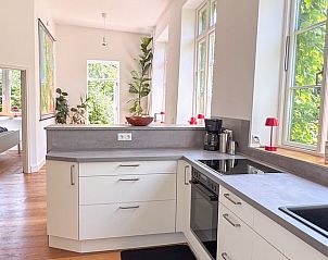 Moderne keuken in Huisje in Tetenbll, vakantiehuis in Tetenbll, Sleeswijk-Holstein met veel natuurlijk licht.