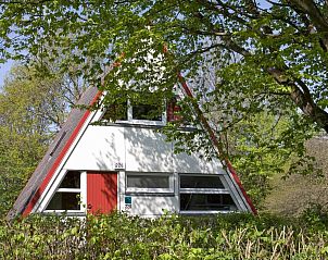 Nurdachhaus HiPr 85 qm, een charmant vakantiehuis in Damp, Sleeswijk-Holstein, omgeven door groene natuur en rust.