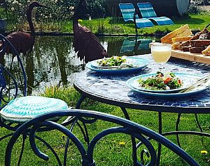 Stilvolles Badezimmer in einem Landhaus in Dieverbrug, Sdwest-Drenthe, mit farbenfrohen Details und einem einzigartigen Spiegel.