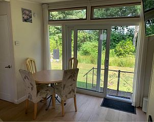 Binnenruimte van 't Boswilgje stacaravan in Oude Willem, Zuidwest Drenthe met uitzicht op de natuur.