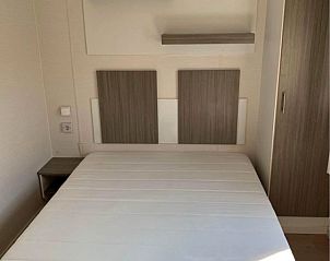 Lichte eetruimte in 't Boswilgje stacaravan, Oude Willem, Zuidwest Drenthe met uitzicht op het groen.