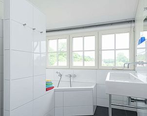 Modern bathroom with bathtub in cottage in Hollandscheveld, ideal for relaxation in Drenthe.