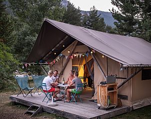 Geniet van een gezellig avondje op de veranda van de Trappeur tent in Laln, Het groene Spanje, een unieke glamping ervaring.