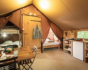 Ontdek de gezellige binnenruimte van de Trappeur tent in Laln, Het groene Spanje, een unieke glamping lodge voor een ontspannen verblijf.