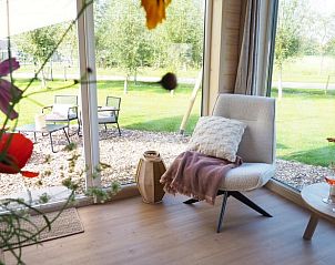 Zithoek met uitzicht op het terras in Vakantiehuisje in Emmeloord, Oostelijk Flevoland, Flevoland.
