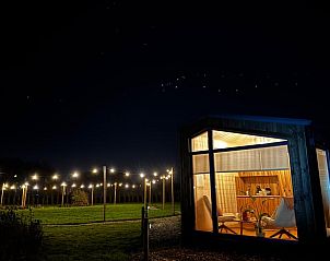 Sfeervol verlichte avond bij Vakantiehuisje in Emmeloord, Oostelijk Flevoland, Flevoland.