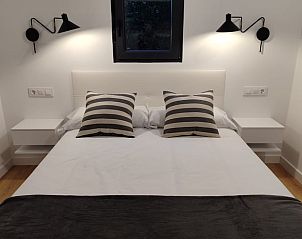 Gezellige slaapkamer in Vakantiehuis in Hinojedo, Het groene Spanje, met comfortabele bedden en moderne verlichting.