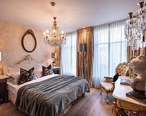 Slaapkamer met klassieke charme in l'Auberge Damhotel, Edam, vakantieverblijf aan de IJsselmeerkust, Noord-Holland.