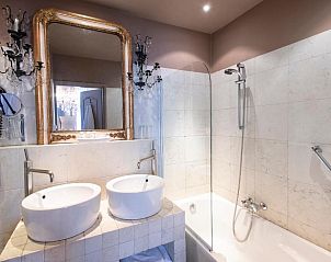 Elegante badkamer met marmeren details in l'Auberge Damhotel, Edam, vakantieverblijf aan de IJsselmeerkust, Noord-Holland.