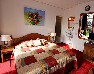 Lichte en ruime slaapkamer in Hotel & Restaurant De Fortuna, perfect voor een ontspannen verblijf.