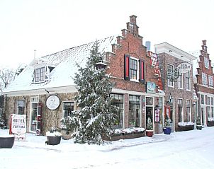 Sneeuw bedekt Hotel & Restaurant De Fortuna in het winterse Edam, Noord-Holland.