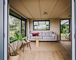 Gezellige woonkamer van Vakantiehuisje in Oosterwolde, met uitzicht op de Friese natuur.