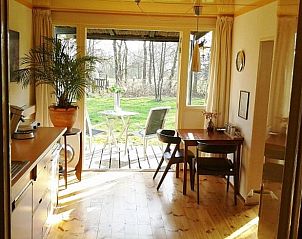Lichte eetruimte in Vakantiehuis in Drachten met uitzicht op de natuur van Friesland.
