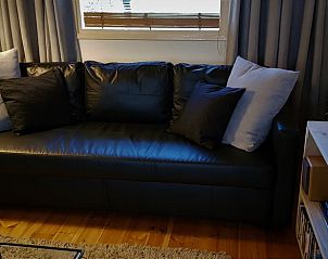 Moderne zwarte bank in Vakantiehuis in Drachten, ideaal voor comfort in Friesland.